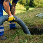 Jakie znaczenie ma atest PZH w połączeniu z deklaracją zgodności producenta podczas zakupu betonowego zbiornika na ścieki?